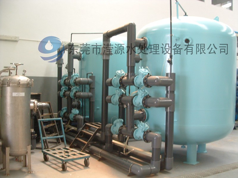  width=580 height=460 /><br /></div><div>應(yīng)用范圍：系列全自動軟水器：可廣泛應(yīng)用于蒸汽鍋爐、熱水鍋爐、交換器、蒸發(fā)冷凝器、空調(diào)、直燃機(jī)等系統(tǒng)的補(bǔ)給水的軟化。還可用于賓館、飯店、寫字樓、公寓、家居等生活用水的處理及食品、飲料、釀酒、工業(yè)鍋爐、熱交換器、空調(diào)、洗衣、印染、化工、醫(yī)藥、沐浴設(shè)備及食品、制藥、電子等行業(yè)的軟化水處理</div><div><br /></div><div>全自動軟化水是將軟化器運行及再生的每一個步驟實現(xiàn)軟水自動控制，并采用時間、流量或其它感應(yīng)器等方式來啟動再生。全自動軟水器裝置的基本構(gòu)成為：FLECK或Autotrol多路控制閥、樹脂罐（含001＊7樹脂）、鹽箱及管路系統(tǒng)。軟水機(jī)除去水中過多的鈣鎂離子，通過離子交換的方式，達(dá)到除垢的目的。</div></div>
						<div   id=